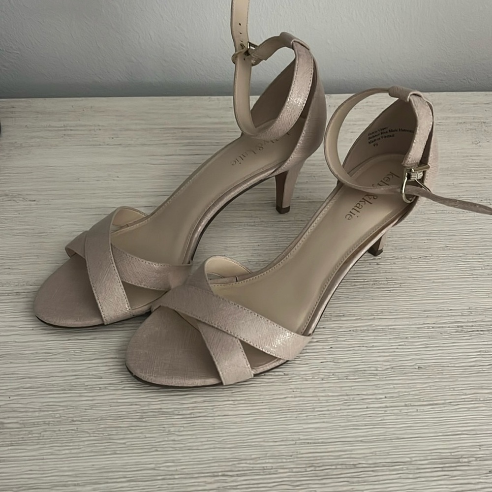 Small heel, cream Kelly & Katie ankle strap open-toe ladies shoe size 9.5